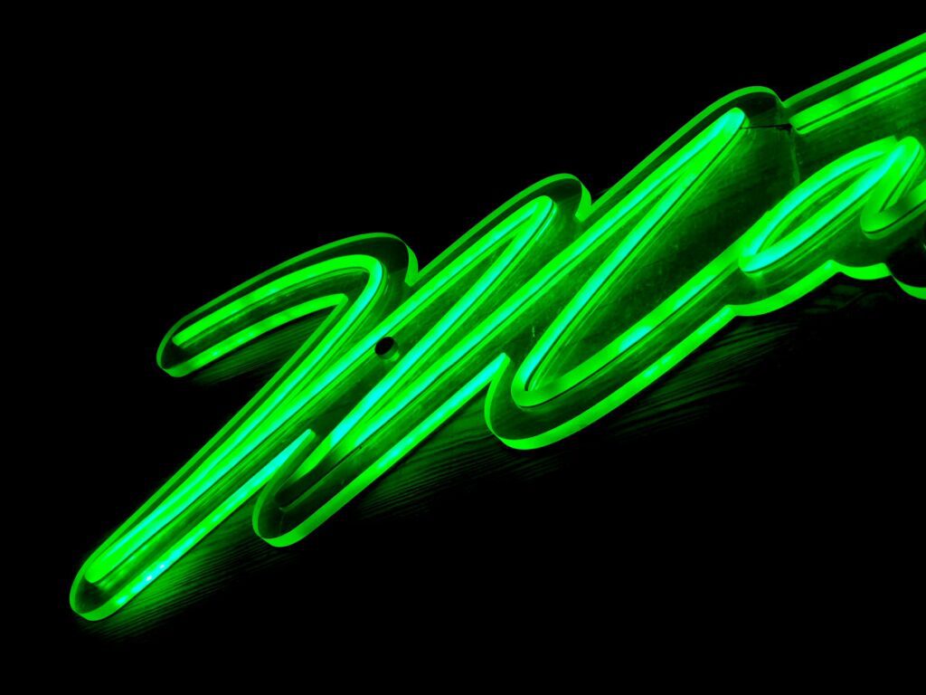 Illustration du processus de rédaction d’un brief de branding clair, avec typographie et éléments graphiques représentatifs.